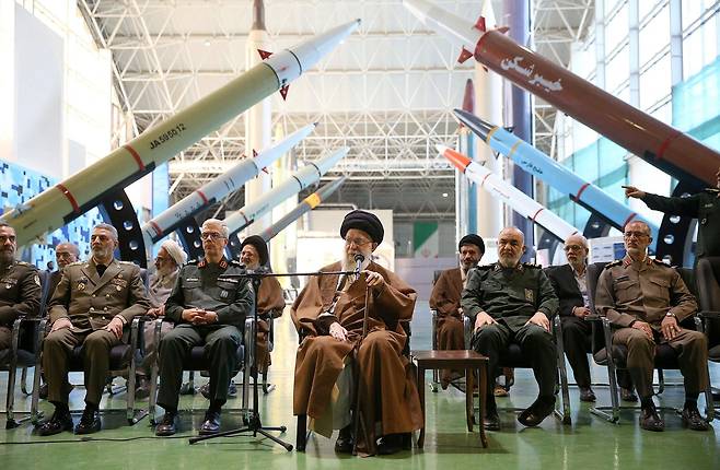 이란 최고 지도자 알리 하메네이가 2023년 11월 이란 테헤란에서 열린 IRGC 항공우주군 성과 전시회에서 연설하고 있다. /로이터 뉴스1