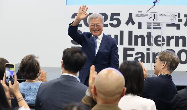 문재인 전 대통령이 18일 오후 서울 강남구 코엑스에서 열린 서울국제도서전 시상식에서 인사를 하고 있다. 2025.6.18 /박성원 기자