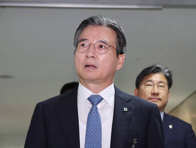 대통령실 김용범 정책실장이 18일 서울 여의도 국회 의원회관에서 추경안 관련 회의에 참석하고 있다. / 연합뉴스