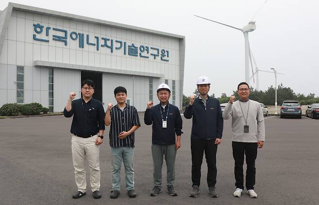 한국에너지기술연구원이 풍력발전용 블레이드 설계 기술 국산화에 성공했다. 왼쪽부터 강태한 학생연구원, 강병호 박사후연구원, 유철 단장, 권대용 선임연구원, 박세명 선임연구원./한국에너지기술연구원