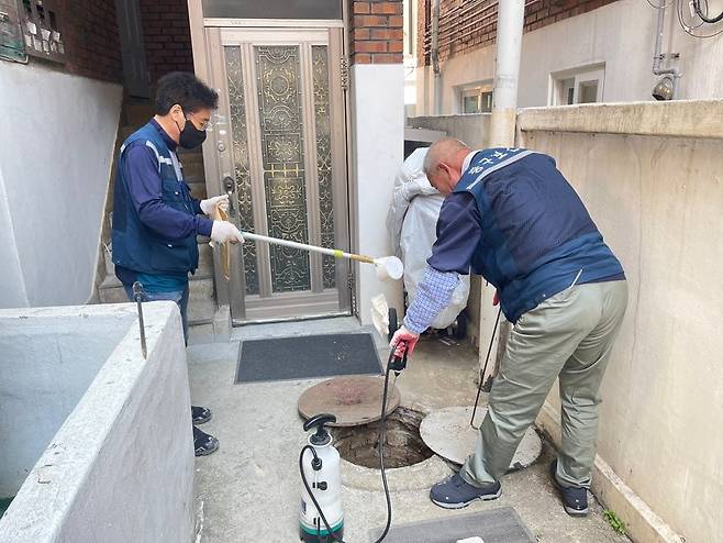 서울 중구 한 주택에서 모기 유충 방제 작업을 하고 있다. /중구 제공
