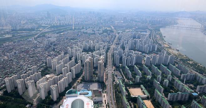 송파구 서울스카이전망대에서 바라본 서울시내 아파트단지  모습. /뉴스1