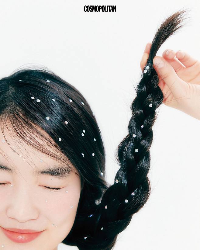 머리에 별이 떨어진 듯한 큐빅 포인트. 먼저 머리를 한쪽으로 땋아 묶은 다음 한 가지 컬러의 큐빅 스티커를 머리에 고르게 붙여주면 우아하게 빛나는 헤어스타일을 연출할 수 있다. 남은 큐빅을 얼굴에 더하면 통일감 있고 빛나는 룩이 완성된다.