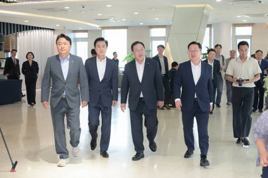 김영환 충북지사, 김태흠 충남지사, 최민호 세종시장, 이장우 대전시장(왼쪽부터) 등 국민의힘 소속 충청권 시도지사들이 19일 오전 세종 어진동 한 호텔에서 조찬 회동을 갖기 위해 들어서고 있다. 세종시 제공