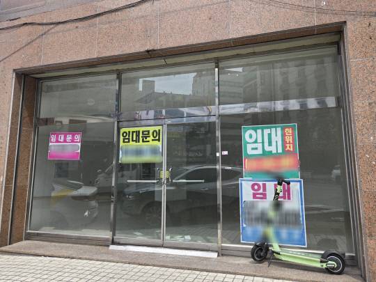 19일 오전 대전 서구 월평역 인근의 한 상가에 임대 현수막이 붙어있다. 이태희 기자