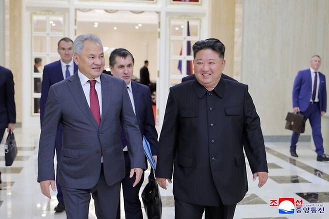 김정은 북한 국무위원장이 세르게이 쇼이구 러시아 국가안보회의 서기를 지난 17일 만나 "두 나라 간 조약의 범위 내에서 협조할 내용을 확정하고 관련 계획을 수락했다"고 조선중앙통신이 18일 보도했다. ⓒ조선중앙통신·연합뉴스