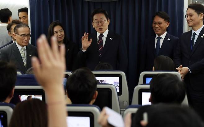 캐나다 주요 7개국(G7) 정상회의를 마친 이재명 대통령이 18일 서울공항을 향하는 공군 1호기에서 기자들과 G7 관련 대화를 하고 있다. ⓒ연합뉴스