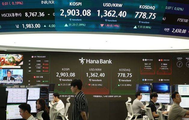 이달 11일 서울 중구 하나은행 딜링룸 현황판에 코스피·코스닥 지수 등이 표시돼 있다. ⓒ뉴시스