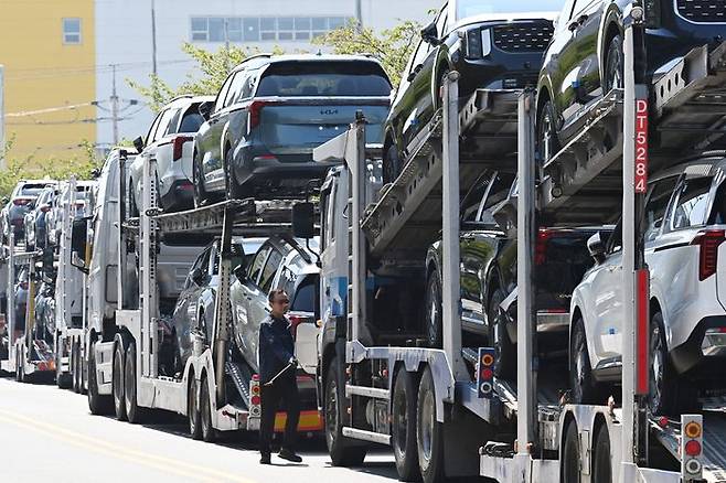 경기 평택항 자동차 전용부두 앞에 수출용 차량을 실은 카캐리어가 대기하고 있다(자료사진). ⓒ뉴시스