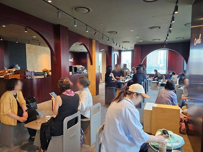 신세계백화점 본점 식당가 카멜 커피 매장에서 고객들이 커피를 마시고 있다.ⓒ신세계백화점
