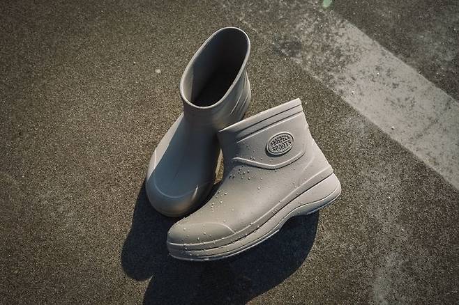 예년보다 빠르고 긴 장마가 예보된 가운데, 대한민국 스포츠 브랜드 프로-스펙스가 여름철 ‘장마템’으로 여성용 레인부츠를 선보였다고 19일 밝혔다. ⓒ프로스펙스