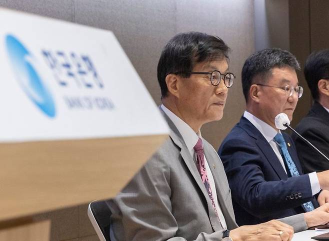 이창용 한국은행 총재가 18일 서울 중구 한국은행 별관에서 2025 상반기 물가 설명회에 참석해 취재진 질문을 받고 있다. ⓒ연합뉴스