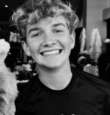 세균 감염 증상을 보인 지 수시간 만에 숨진 14세 소년. 수막구균 패혈증 진단을 받았다. 유족은 그의 죽음이 수막구균 감염증에 대한 경각심을 높이는 계기가 되길 바라고 있다. 출처-SNS 갈무리 @Kari Beal