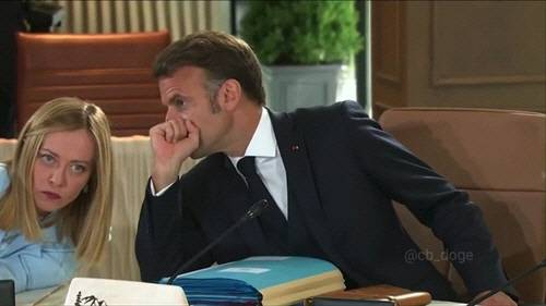 귓속말하는 마크롱(오른쪽) 대통령과 귀담아 듣는 멜로니 총리. [엑스(X·옛 트위터) 캡처]