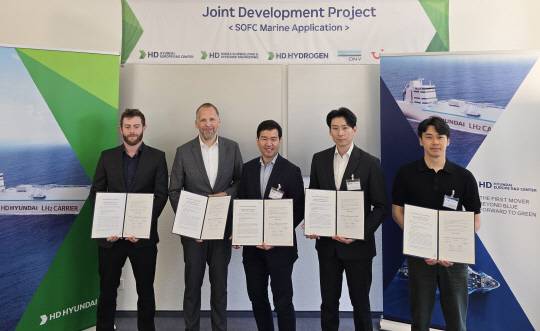 HD현대 관계자들이 독일 뒤셀도르프 HD유럽연구센터에서 SOFC 시스템의 크루즈선 적용을 위한 공동개발 협약을 체결하고 있다. HD현대 제공