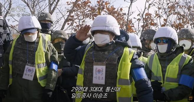 111.jpg 백골이 되어 돌아온 전우를 마주친 참전용사가 가장 해주고 싶었던 말