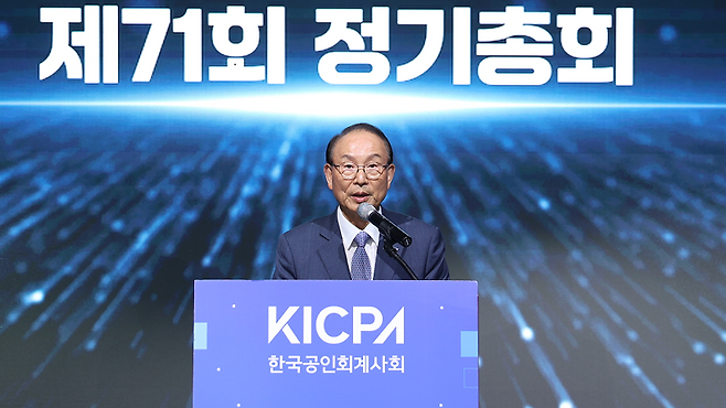 지난 18일 여의도 페어몬트 앰배서더 서울 그랜드볼룸에서 열린 한국공인회계사회 제71회 정기총회에서 최운열 회장이 개회사를 하고 있다. 한공회 제공.