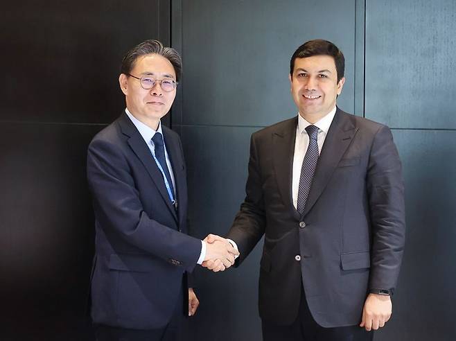 강민수 국세청장(왼쪽)이 지난 18일 아제르바이잔 바쿠에서 열린 '제29차 유럽 조세행정협의기구(IOTA)' 회의 참석, 오르칸 나잘리 아제르바이잔 국세청장과 양자면담에 앞서 악수하고 있다. 국세청 제공