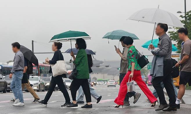 전국 곳곳에 비가 내린 16일 서울 세종대로사거리에서 우산을 쓴 시민들이 횡단보도를 건너고 있다. 연합뉴스