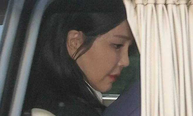 윤석열 전 대통령 부인 김건희 여사가 헌법재판소 파면 선고 후 7일만인 지난 4월11월 오후 서울 용산구 한남동 관저를 떠나고 있다. 공동취재사진