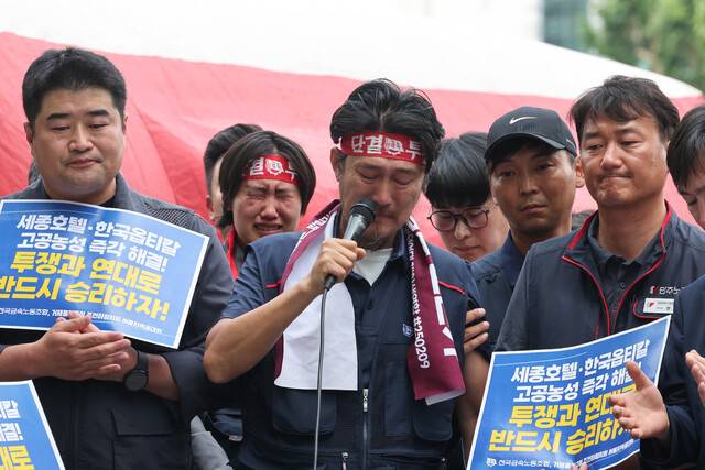 97일 동안 서울 중구 한화빌딩 앞 폐회로텔레비전(CCTV) 철탑에서 고공농성을 한 김형수 거제통영고성 조선하청지회장이 19일 오후 이곳 아래서 열린 고공농성 해제 기자회견에서 발언하고 있다. 김영원 기자 forever@hani.co.kr
