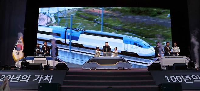 2024년 4월1일 당시 대통령 윤석열이 대전 동구 한국철도공사 본사에서 열린 케이티엑스(KTX) 개통 20주년 기념식에서 참석자들과 함께 기념 퍼포먼스를 하고 있다. 대통령실사진기자단