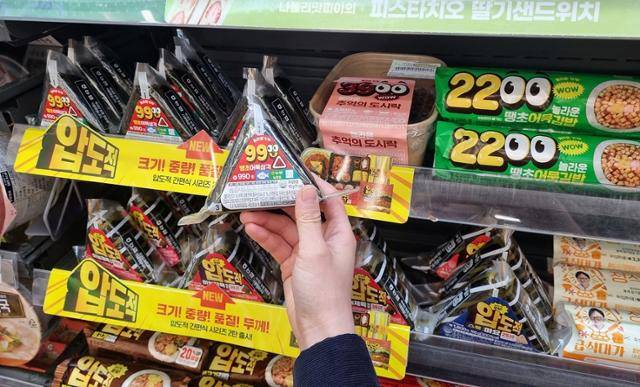 CU가 올해 초 출시한 990원 삼각김밥 사진. BGF리테일 제공