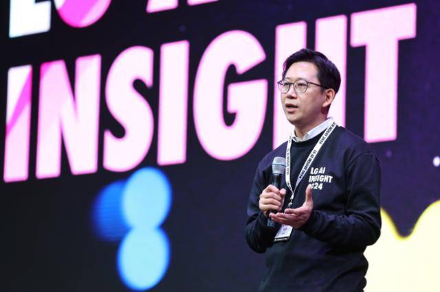 배경훈 LG AI연구원장이 3월 미국 캘리포니아주 새너제이에서 열린 엔비디아의 연례 개발자 콘퍼런스에 참가해 자사의 AI 모델을 소개하고 있다. LG 제공