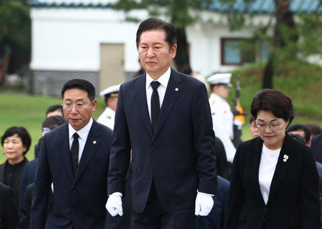 더불어민주당 당대표 출마를 선언한 정청래(가운데) 의원이 16일 서울 동작구 국립서울현충원에서 현충탑 참배를 위해 이동하고 있다. 뉴스1