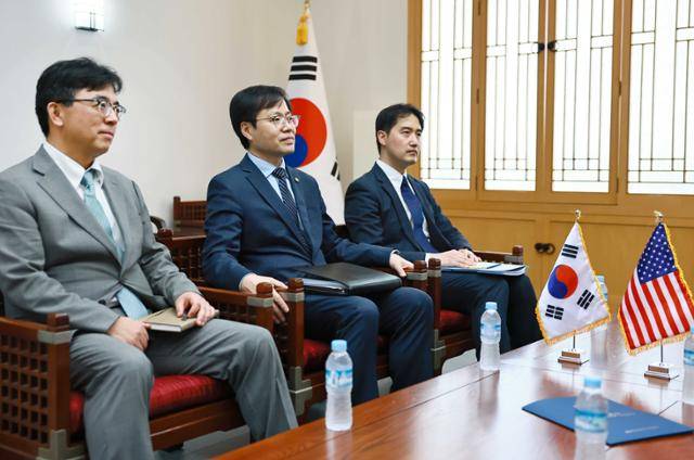 여한구(가운데) 산업통상자원부 통상교섭본부장이 18일 정부서울청사 별관 접견실에서 조셉 윤 주한미국대사 대리와 면담하고 있다. 산업통상자원부 제공