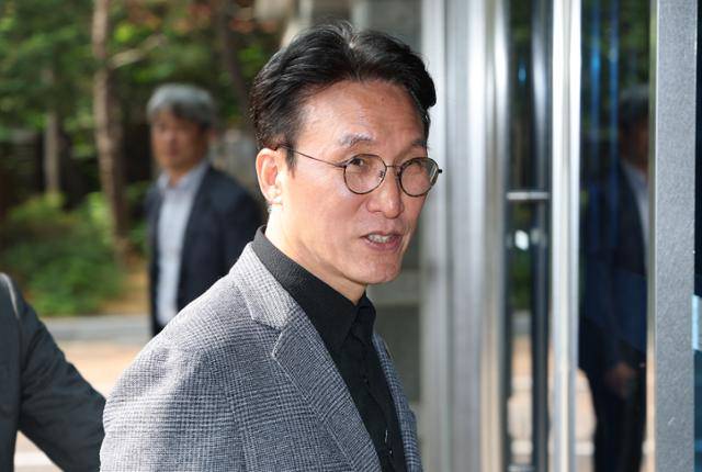 김민석 국무총리 후보자가 18일 서울 종로구 통의동 금융감독원 연수원에 마련된 인사청문회 준비 사무실로 출근하고 있다. 뉴스1