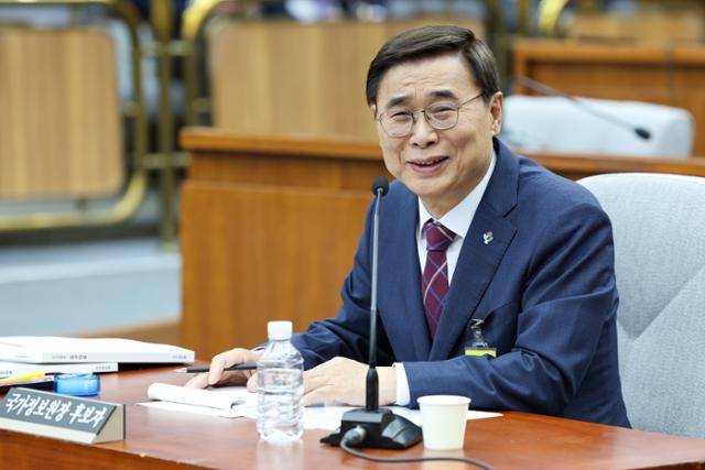 이종석 국가정보원장 후보자가 19일 서울 여의도 국회에서 열린 인사청문회에 출석해 의원 질의에 답하고 있다. 뉴스1