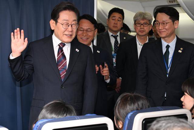 이재명 대통령이 17일 캐나다 주요 7개국(G7) 정상회의를 마치고 귀국하는 전용기 안에서 기자들과 방문 결과에 대해 대화를 하고 있다. 왕태석 선임기자