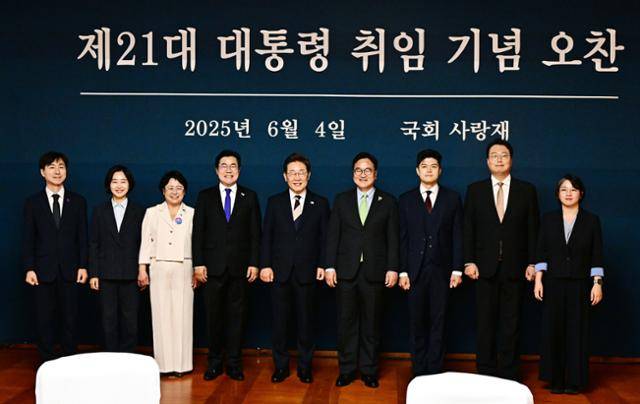 이재명 대통령이 4일 오후 서울 여의도 국회 사랑재에서 우원식 국회의장이 준비한 제21대 대통령 취임 기념 오찬에 참석해 기념사진 촬영을 하고 있다. 왼쪽부터 한창민 사회민주당 대표, 김재연 진보당 대표, 김선민 조국혁신당 대표 권한대행, 박찬대 더불어민주당 원내대표, 이 대통령, 우 의장, 김용태 국민의힘 비대위원장, 천하람 대표 권한대행 겸 원내대표, 용혜인 기본소득당 대표. 고영권 기자