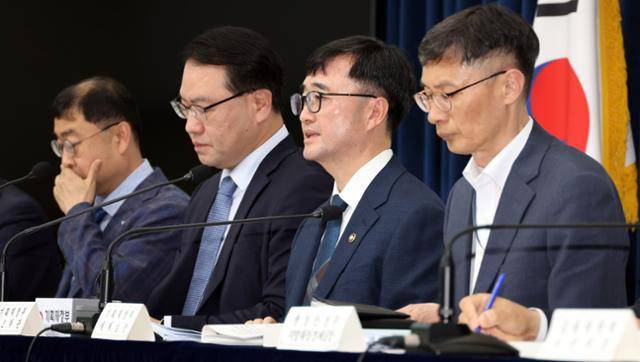 임기근(오른쪽 두 번째) 기획재정부 2차관이 지난 18일 정부세종청사에서 총 30조5,000억 원 규모로 편성된 새정부 추가경정예산안을 발표하고 있다. 뉴시스