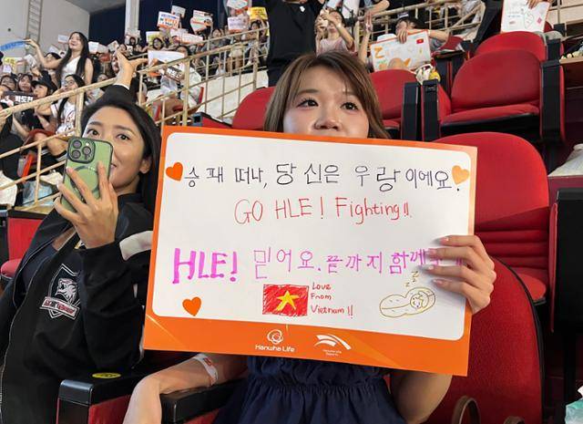 18일 '2025 HLE 글로벌 팬페스트 인 베트남' 행사가 열린 베트남 호찌민시 떤빈 체육관에서 한 팬이 직접 한글로 쓴 응원 메시지가 담긴 플래카드를 들고 선수들을 바라보고 있다. 호찌민=허경주 특파원