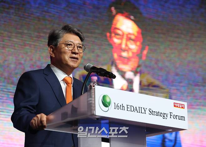 곽재선 KG·이데일리 회장이 18일 서울 중구 서울신라호텔에서 열린 ‘뒤집힌 인구 피라미드...축의 전환, 길을 찾다’를 주제로 열린 제16회 이데일리 전략포럼에서 개회사를 하고 있다.