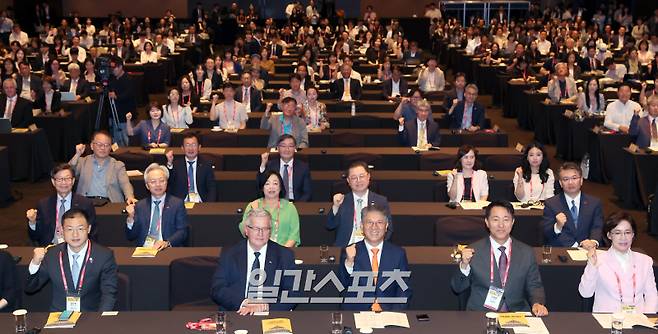곽재선 KG·이데일리 회장과 오세훈 서울시장, 브로니스와프 코모로프스키 전 폴란드 대통령을 비롯한 참석자들이 18일 서울 중구 장충동 서울신라호텔에서 열린 '제16회 이데일리 전략포럼'에서 기념촬영을 하고 있다.&nbsp;