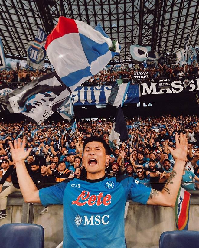 지난 2022~23시즌 세리에 A 우승을 차지한 뒤 홈 팬들 앞에서 환호하는 김민재의 모습. 사진=나폴리 SNS