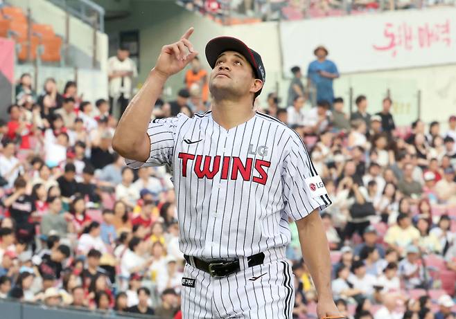 12일 오후 잠실야구장에서 열린 2025 프로야구 SSG와 LG 경기. LG 선발 치리노스가 3회 SSG 공격을 막고 들어오고있다. 잠실=정시종 기자 capa@edaily.co.kr /2025.06.12.