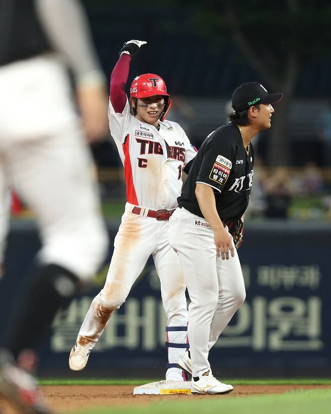 18일 광주 KT전 5회 2타점 2루타를 터트린 박찬호가 2루에서 환호하고 있다. KIA 제공