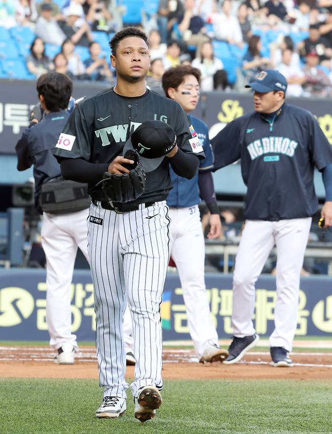 17일 오후 잠실야구장에서 열린 2025 프로야구 NC와 LG 경기. LG 선발 에르난데스가 2회 NC 박건우의 머리를 맞춰 퇴장 당하고 있다. 잠실=정시종 기자 capa@edaily.co.kr /2025.06.17.