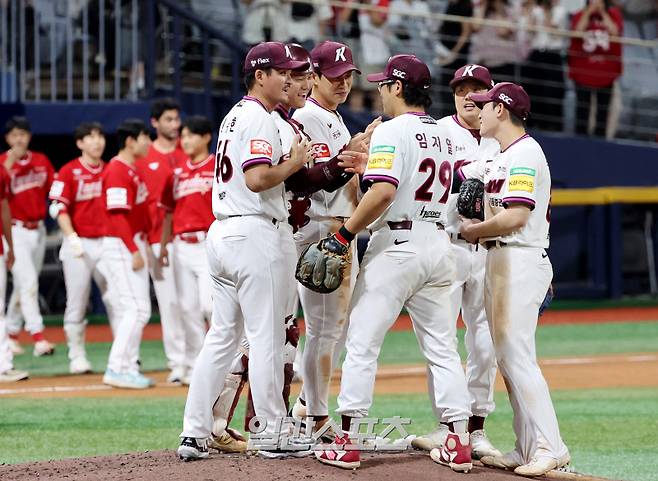 2025 KB0리그 프로야구 키움히어로즈와 SSG랜더스의 경기가 18일 오후 서울 고척스카이돔에서 열렸다. 3대 2로 승리하며 6연패에서 탈출한 키움 선수들이 경기 후 자축하고 있다. 고척=김민규 기자 mgkim1@edaily.co.kr /2025.06.18/