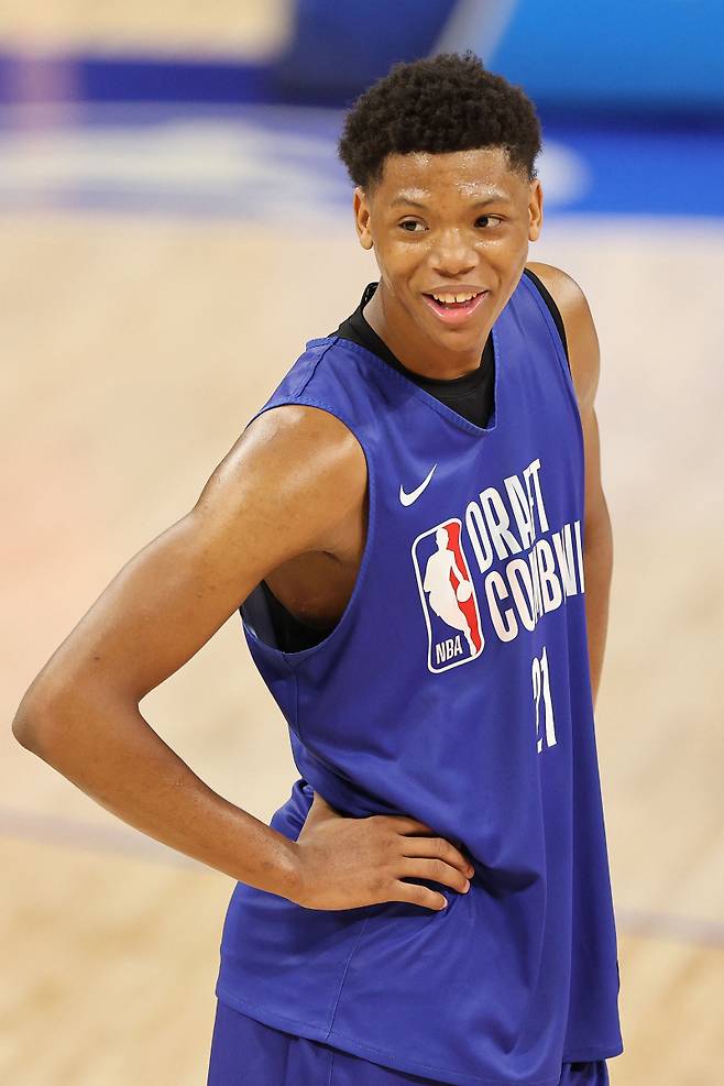 <yonhap photo-4341="">지난 14일(한국시간) 미국 일리노이주 시카고에서 열린 2025 NBA 신인 드래프트 컴바인을 소화 중인 에이스 베일리. [AFP=연합뉴스]</yonhap>