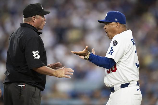 <yonhap photo-4680="">지난 18일 샌디에이고전에서 심판에게 항의하는 데이브 로버츠 LA 다저스 감독. [AP=연합뉴스]</yonhap>