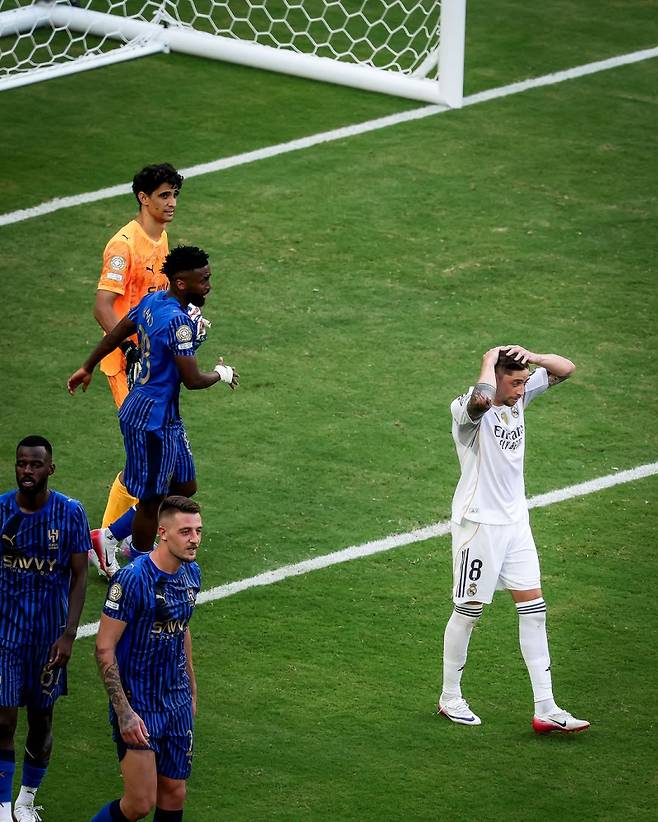 레알 발베르데(오른쪽)가 19일 알힐랄과의 2025 클럽 월드컵 H조 1차전 중 PK 실축한 뒤 머리를 감싸쥐고 있다. 사진=블리처리포트