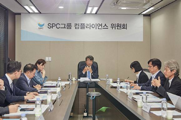 지난 16일 서울 양재동 SPC1945 사옥에서 SPC 컴플라이언스 위원회가 발족식을 갖고 첫 회의를 진행하고 있다. 가운데가 김지형 위원장. [사진=SPC]