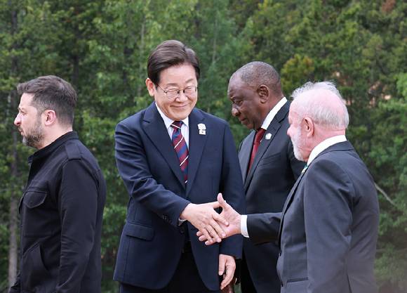 이재명 대통령이 지난 17일(현지시간) 캐나다 앨버타주 캐내내스키스 주요 7개국(G7) 정상회의장에서 G7 및 초청국 기념촬영 후 루이스 이나시우 룰라 다시우바 브라질 대통령과 악수하고 있다. 2025.6.18 [사진=연합뉴스]