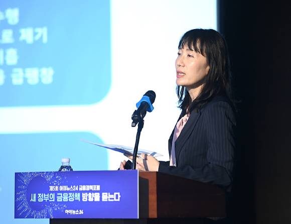'제5회 아이뉴스24 금융정책포럼'이 '새 정부의 금융정책 방향을 묻는다'를 주제로 19일 서울 중구 은행회관 국제회의실에서 열렸다. 여은정 중앙대학교 경영학부 교수가 '금융감독정책 어떻게 바뀔 것인가'를 주제로 기조발제하고 있다. [사진=곽영래 기자]