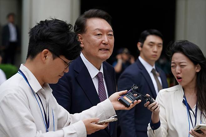 윤석열 전 대통령이 지난 16일 서울 서초구 서울중앙지방법원에서 열린 내란 우두머리 혐의·직권남용 권리행사 방해 혐의 사건 7차 공판을 마치고 취재진의 질문을 받으며 법원을 나서고 있다. [사진=연합뉴스]